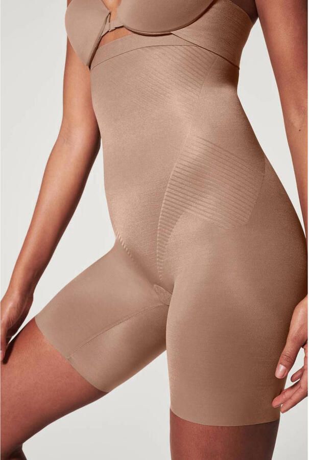 SPANX shape™ Invisible seamless medium corrigerende High-Waisted Mid-Thigh short donkerbeige