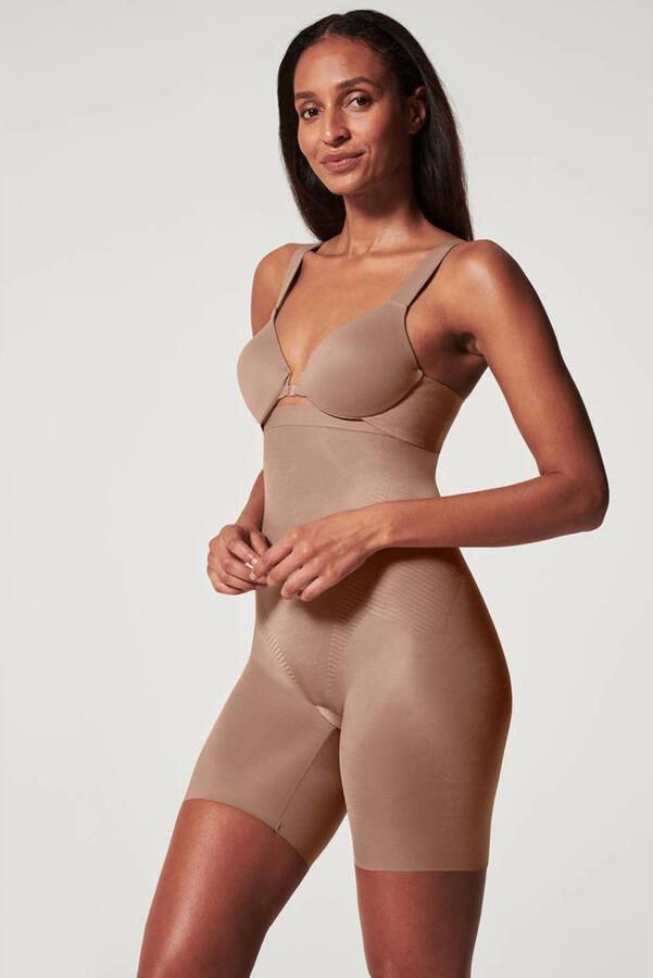SPANX shape™ Invisible seamless medium corrigerende High-Waisted Mid-Thigh short donkerbeige