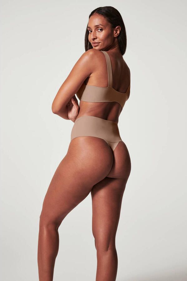 SPANX supersmooth™ Undie-tectable seamless licht corrigerende string donkerbeige