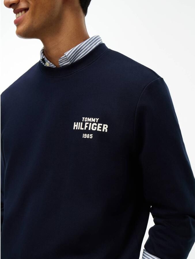 Tommy Hilfiger katoenen regular fit sweater met print donkerblauw - Foto 2