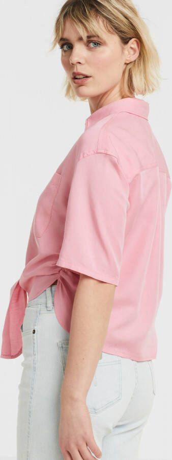 TOMMY JEANS Blouse met korte mouwen TJW FRONT TIE SHIRT met -merklabel op borsthoogte