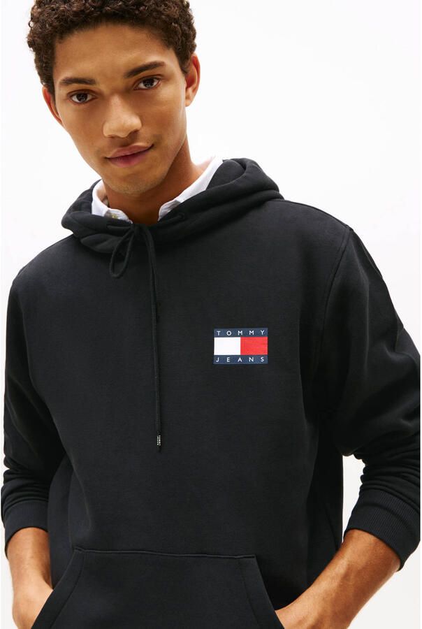 TOMMY JEANS Sweatshirt TJM REG ESSENTIAL FLAG HOOD EXT met bedrukte merklogo op borsthoogte