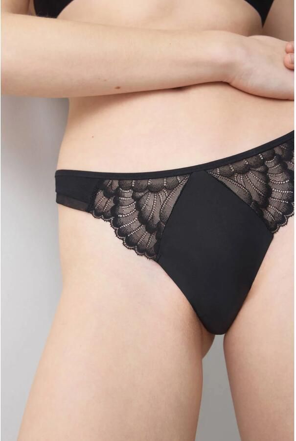 Triumph Love in Lace string zwart - Foto 2