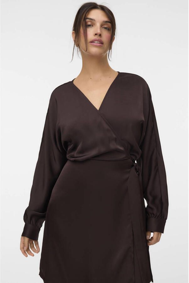 VERO MODA CURVE x Wehkamp mini satijnen wikkeljurk Plus Size donkerbruin