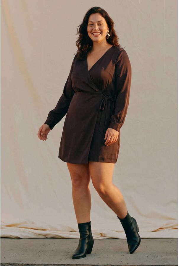 VERO MODA CURVE x Wehkamp mini satijnen wikkeljurk Plus Size donkerbruin - Foto 3