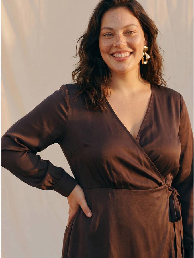 VERO MODA CURVE x Wehkamp mini satijnen wikkeljurk Plus Size donkerbruin - Foto 2