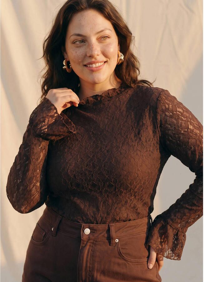 VERO MODA CURVE x Wehkamp Plus Size aansluitende semi-transparante top donkerbruin - Foto 2