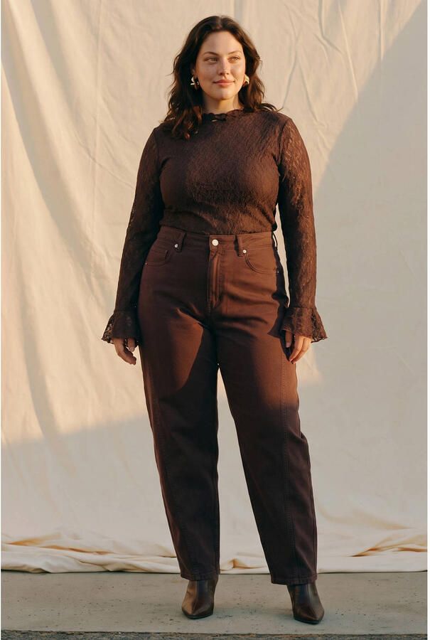 VERO MODA CURVE x Wehkamp Plus Size aansluitende semi-transparante top donkerbruin - Foto 3