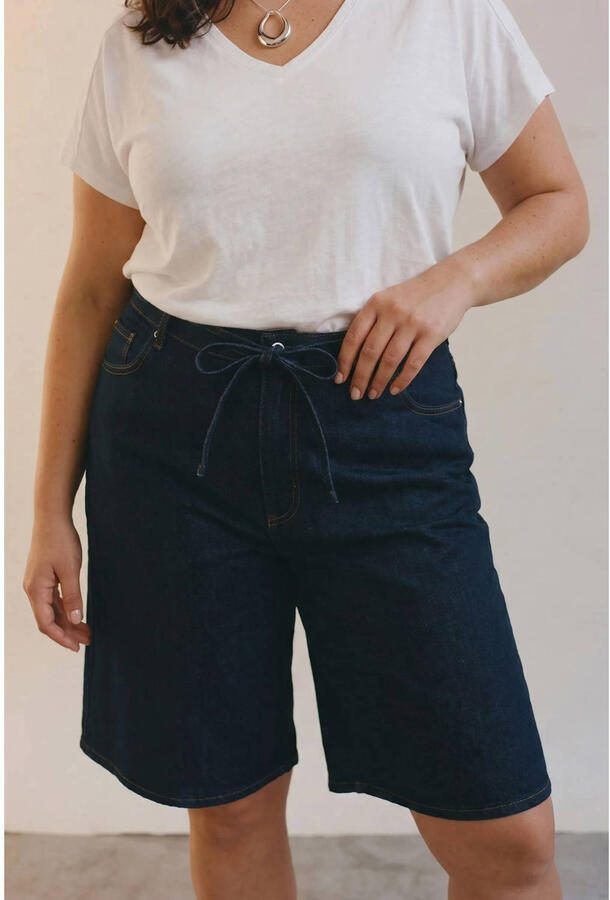 VERO MODA CURVE straight fit korte broek Plus Size donkerblauw