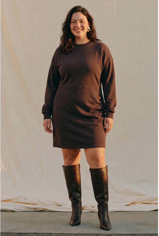 VERO MODA CURVE x Wehkamp sweatjurk Plus Size donkerbruin - Foto 3
