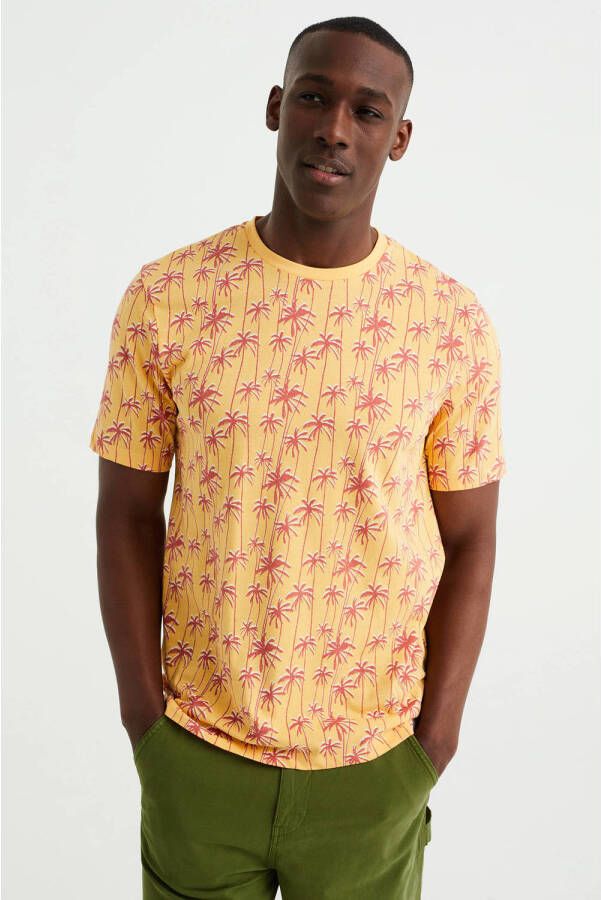 WE Fashion slim fit T-shirt met all over print lemon drop