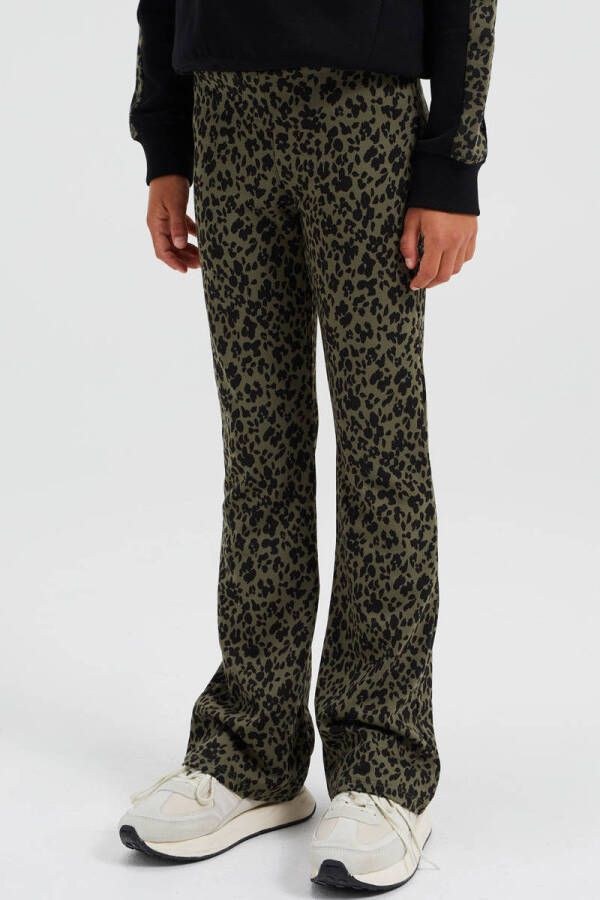WE Fashion flared broek met panterprint kaki zwart