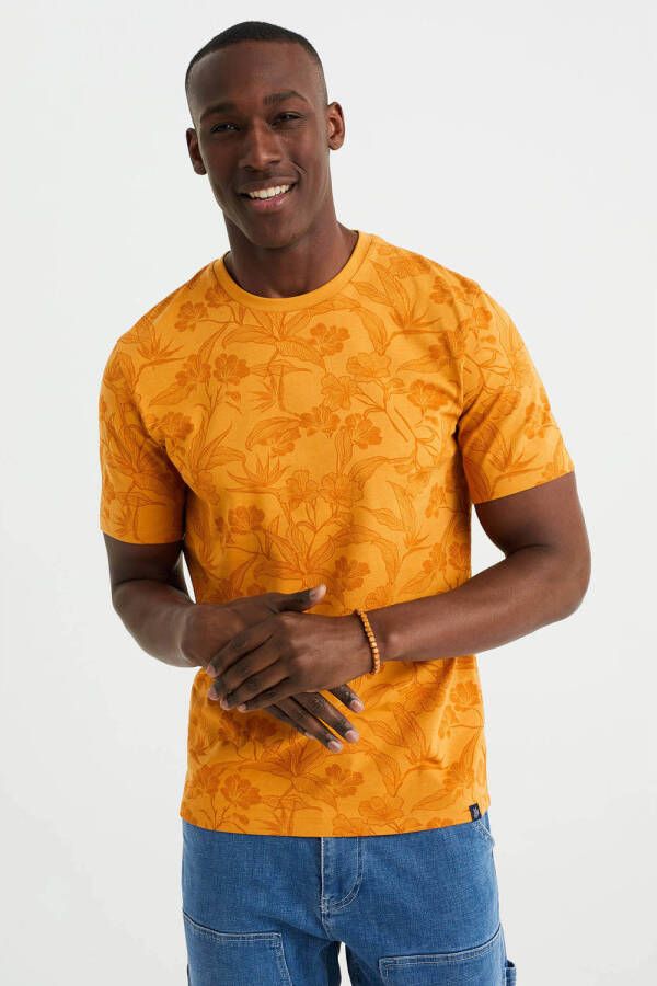 WE Fashion slim fit T-shirt met all over print amber brown