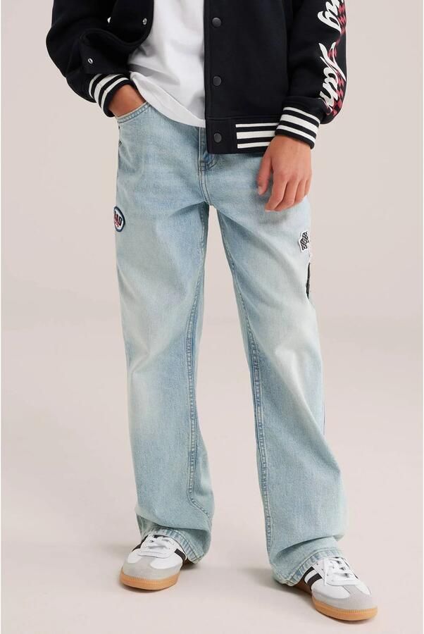 WE Fashion Bad Boys junior wide leg jeans met patches light blue denim Effen