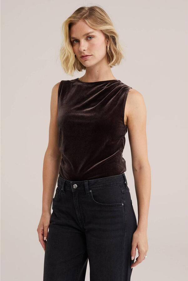 WE Fashion fluwelen top met plooien donkerbruin