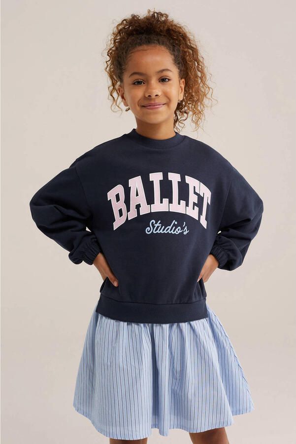 WE Fashion gestreepte sweatjurk met tekst donkerblauw
