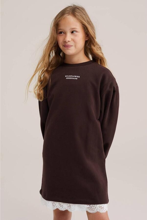 WE Fashion korte sweatjurk met tekst donkerbruin