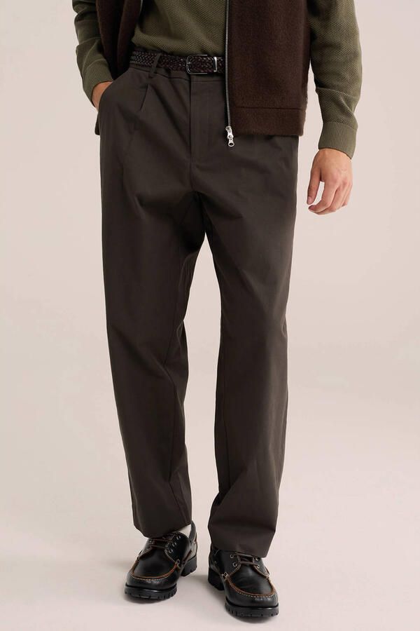 WE Fashion loose fit chino met plooien bruin