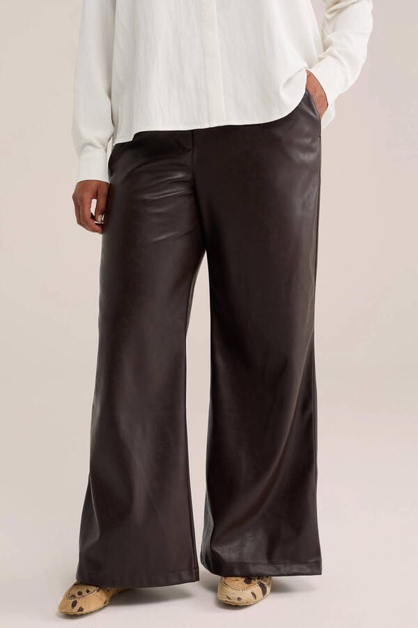 WE Fashion Plus Size imitatieleren flared broek bruin