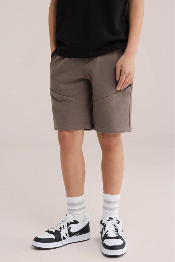 WE Fashion regular sweatshort grijsbruin