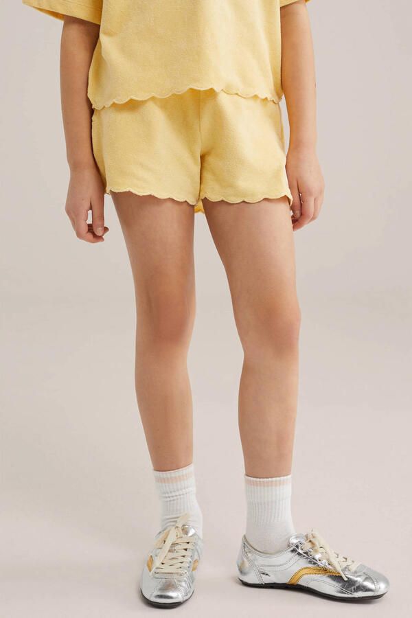 WE Fashion straight casual short lichtgeel