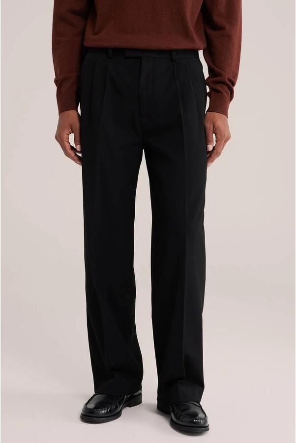 WE Fashion straight leg chino met plooien black uni