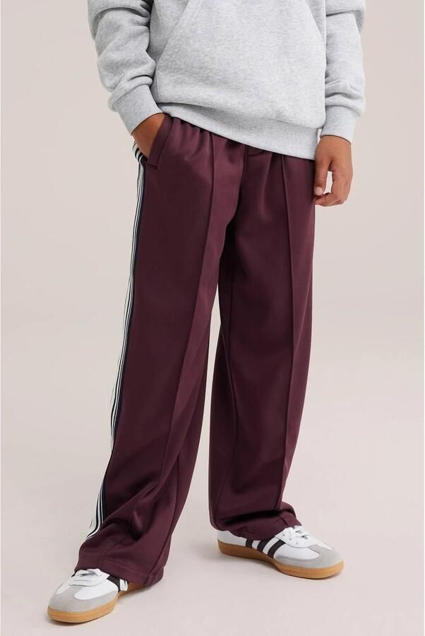 WE Fashion straight leg gestreepte joggingbroek donkerrood Jongens Sweat