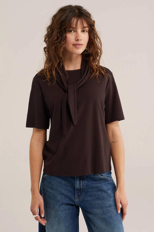 WE Fashion T-shirt met sjaaltje bruin