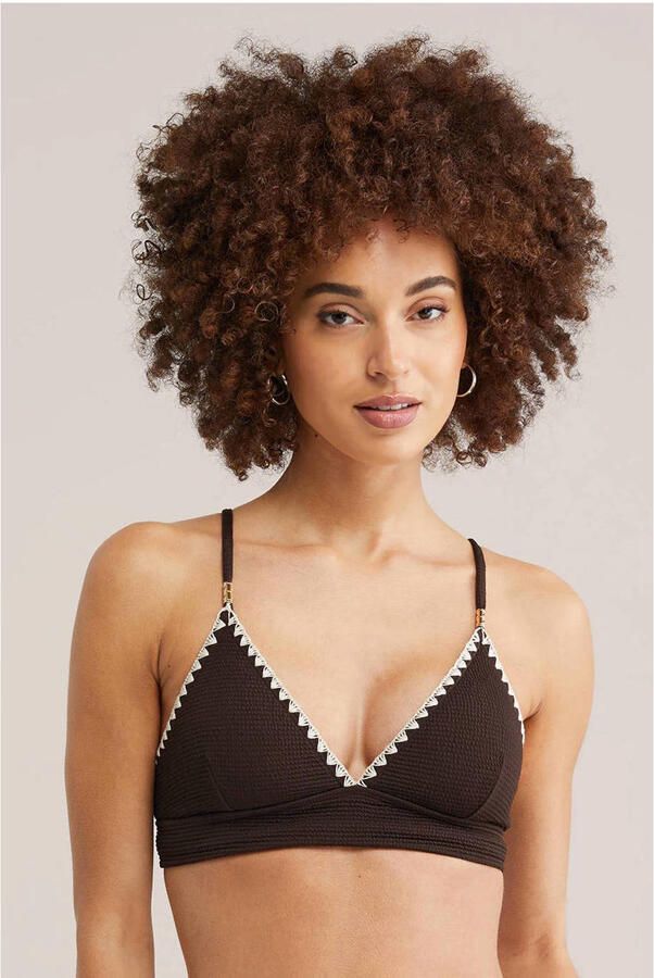 WE Fashion voorgevormde bikinitop met textuur donkerbruin
