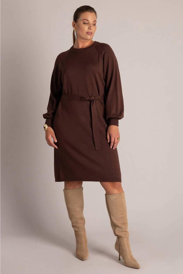 Yest Curve Plus Size gebreide midi jurk met ceintuur roodbruin