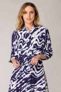 Yest viscose jurk met batik print en ceintuur donkerblauw wit
