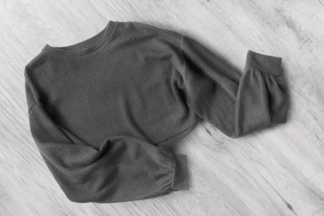 Zo draag je een cropped sweater of trui zonder het koud te krijgen